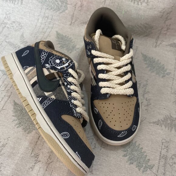 The Travis Scott x Nike SB Dunk Low - Picture 6 of 9
